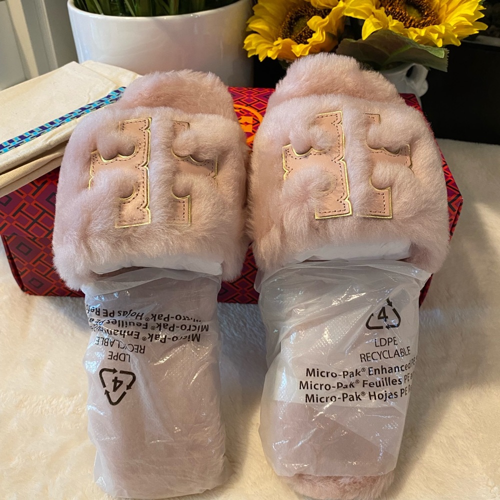 🔥 SALE 🔥 TORY BURCH Woman’s Double-T Fluffy Slippers - Picture 1 of 9